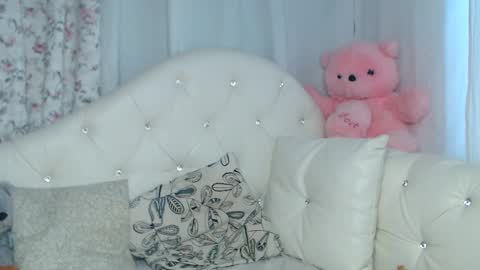 Snapshot of brilliant_doll chatting on 01-11-25, 05:20 Nika online show from 01-11-25, 05:20
