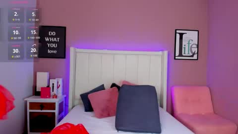 Snapshot of britanymooree chatting on 10-31-25, 08:32 Britany online show from 10-31-25, 08:32