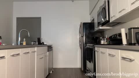 Snapshot of brodybiggs chatting on 09-22-25, 12:01 Brody Biggs online show from 09-22-25, 12:01