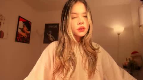 Nat  Independent model  Please help me to reach 200 thumbs up online show from 12-19-25, 04:52