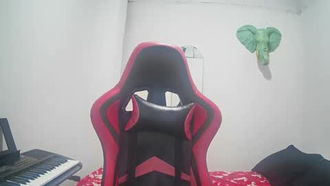 bruce_1111 online show from 11-02-25, 07:05