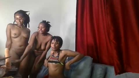 Snapshot of brunnette_blonde chatting on 03-26-26, 07:08 everyday online show from 03-26-26, 07:08