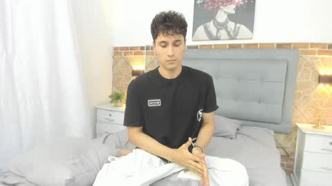 Snapshot of buddy_whitte chatting on 01-22-25, 06:20 Buddy Whitte online show from 01-22-25, 06:20