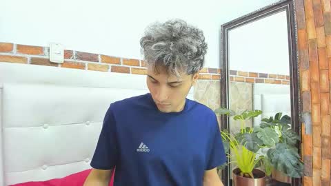 Snapshot of buddy_whitte chatting on 09-17-25, 12:18 Buddy Whitte online show from 09-17-25, 12:18