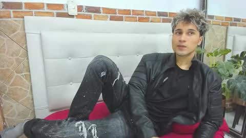 Snapshot of buddy_whitte chatting on 09-21-25, 11:45 Buddy Whitte online show from 09-21-25, 11:45