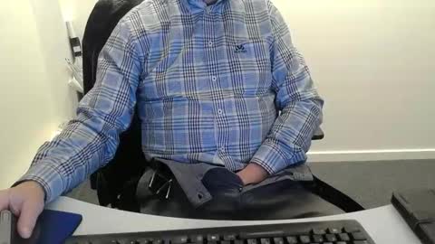 Snapshot of buggemann chatting on 11-05-25, 04:23 buggemann online show from 11-05-25, 04:23