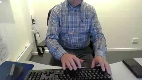 Snapshot of buggemann chatting on 11-06-25, 06:14 buggemann online show from 11-06-25, 06:14