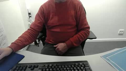 Snapshot of buggemann chatting on 11-18-25, 04:06 buggemann online show from 11-18-25, 04:06