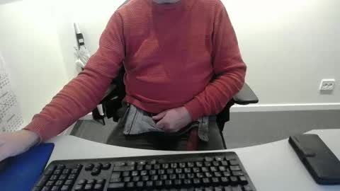 Snapshot of buggemann chatting on 11-19-25, 04:23 buggemann online show from 11-19-25, 04:23