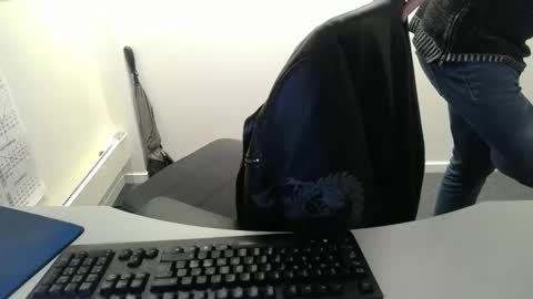 Snapshot of buggemann chatting on 12-15-25, 06:50 buggemann online show from 12-15-25, 06:50