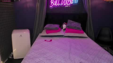 Snapshot of bull_vixen2001 chatting on 09-18-25, 12:07 Bunny and The Rock online show from 09-18-25, 12:07