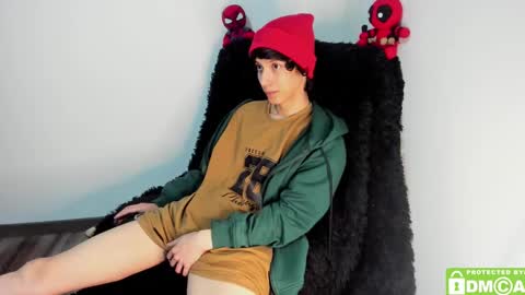 Snapshot of bumblubee chatting on 12-20-24, 02:30 Tonny online show from 12-20-24, 02:30