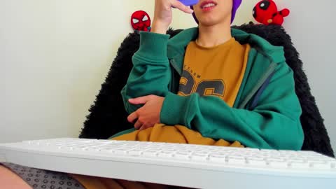 Snapshot of bumblubee chatting on 02-20-25, 10:04 Tonny online show from 02-20-25, 10:04