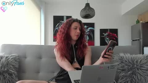 Snapshot of bumbum_kalibum chatting on 10-25-25, 04:24 Ivan online show from 10-25-25, 04:24