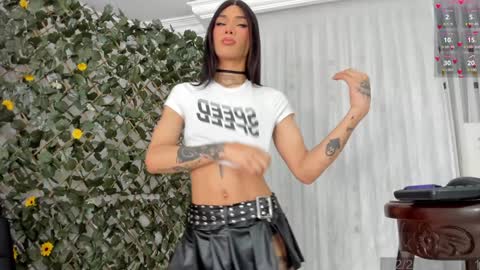 Snapshot of bunnyhots chatting on 12-28-24, 05:44 Angela Santini online show from 12-28-24, 05:44