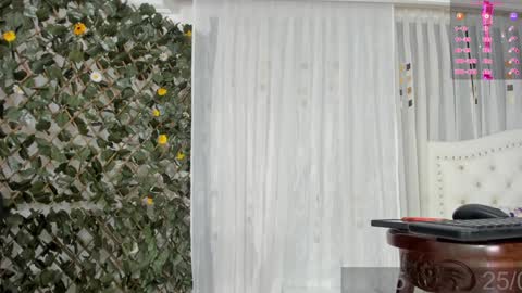 Snapshot of bunnyhots chatting on 01-26-25, 01:09 Angela Santini online show from 01-26-25, 01:09