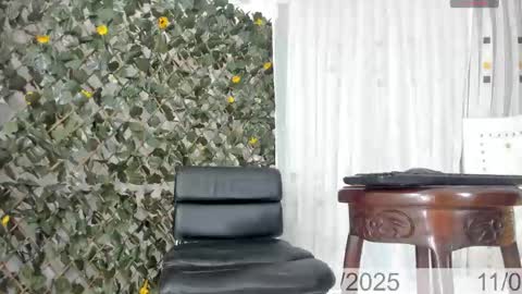 Snapshot of bunnyhots chatting on 02-11-25, 09:46 Angela Santini online show from 02-11-25, 09:46