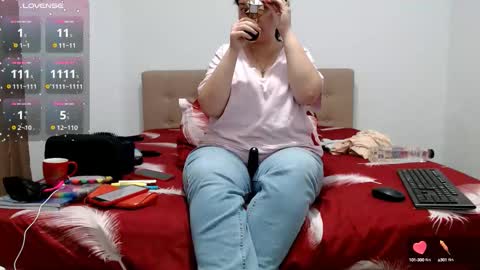 Snapshot of bustyemma chatting on 10-15-25, 06:35 Emma online show from 10-15-25, 06:35