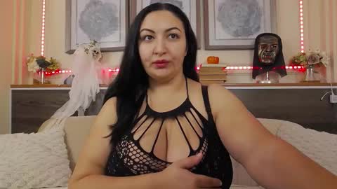 Snapshot of bustyeva_ chatting on 10-31-25, 04:24 online between 6AM and 2PM EET almost everyday. online show from 10-31-25, 04:24
