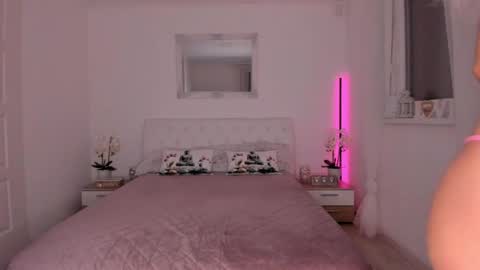 Nicolah  Steven Bond online show from 04-11-26, 07:18