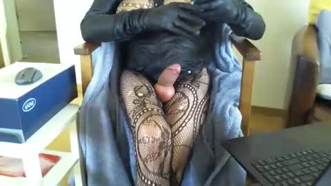 Snapshot of buzzi2 chatting on 12-18-25, 11:05 sophie online show from 12-18-25, 11:05