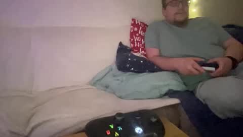 Snapshot of buzzndizzy chatting on 12-18-25, 01:00 buzzndizzy online show from 12-18-25, 01:00