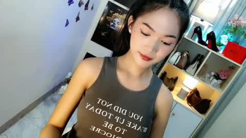 Snapshot of caitlin_x chatting on 05-10-26, 11:21 caitlin online show from 05-10-26, 11:21