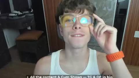 Snapshot of calvin_loves_you chatting on 06-08-26, 05:13 Hey I am Calvin online show from 06-08-26, 05:13