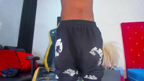 Snapshot of cam_brown chatting on 10-10-25, 04:33           online show from 10-10-25, 04:33