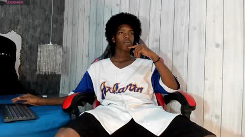 Snapshot of cam_brown chatting on 10-19-25, 04:46           online show from 10-19-25, 04:46