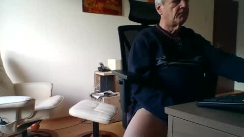 Snapshot of camcologne chatting on 12-18-24, 11:13 camcologne online show from 12-18-24, 11:13