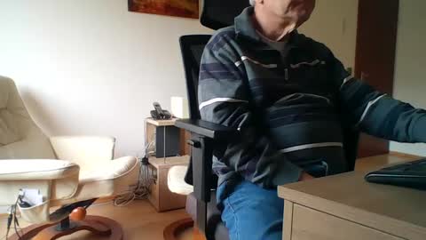 Snapshot of camcologne chatting on 01-22-25, 10:07 camcologne online show from 01-22-25, 10:07