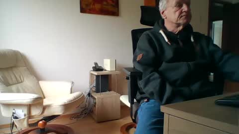 Snapshot of camcologne chatting on 02-10-25, 02:16 camcologne online show from 02-10-25, 02:16