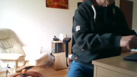 Snapshot of camcologne chatting on 02-11-25, 10:59 camcologne online show from 02-11-25, 10:59