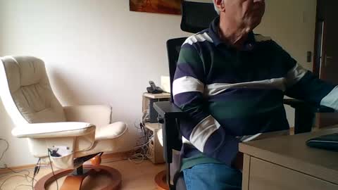 Snapshot of camcologne chatting on 10-15-25, 08:58 camcologne online show from 10-15-25, 08:58