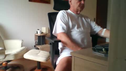 Snapshot of camcologne chatting on 11-19-25, 11:10 camcologne online show from 11-19-25, 11:10