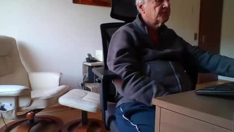 Snapshot of camcologne chatting on 11-21-25, 09:30 camcologne online show from 11-21-25, 09:30