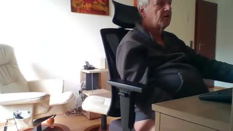 Snapshot of camcologne chatting on 12-05-25, 10:57 camcologne online show from 12-05-25, 10:57