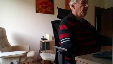 Snapshot of camcologne chatting on 12-16-25, 10:31 camcologne online show from 12-16-25, 10:31