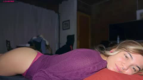 Snapshot of camii19y chatting on 06-08-26, 01:28 camii19y online show from 06-08-26, 01:28
