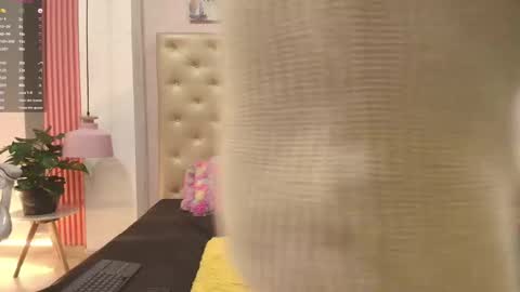 Snapshot of camii_raux chatting on 12-02-25, 01:55 CA M I online show from 12-02-25, 01:55