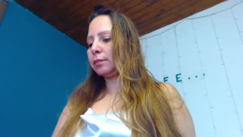 Snapshot of camila_delarosa chatting on 01-12-25, 12:44 camila online show from 01-12-25, 12:44