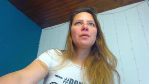 Snapshot of camila_delarosa chatting on 01-16-25, 01:25 camila online show from 01-16-25, 01:25