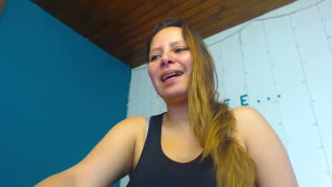 Snapshot of camila_delarosa chatting on 01-21-25, 01:22 camila online show from 01-21-25, 01:22