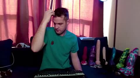 Snapshot of camzlut4u chatting on 02-26-25, 09:05 mark the Slut online show from 02-26-25, 09:05