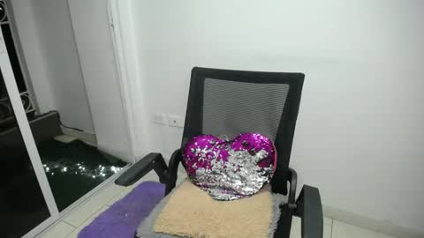 Snapshot of candacesxhot chatting on 02-14-25, 04:37 cumorsmooke online show from 02-14-25, 04:37