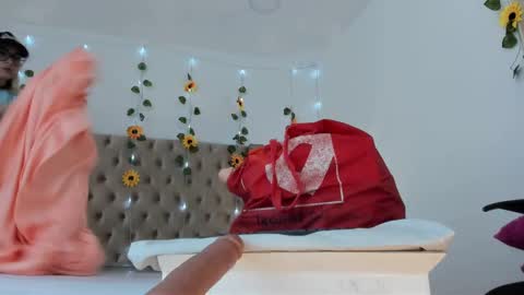 Snapshot of candiegilson__ chatting on 09-15-25, 11:54 Candie online show from 09-15-25, 11:54