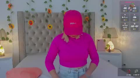 Snapshot of candiegilson__ chatting on 09-22-25, 12:18 Candie online show from 09-22-25, 12:18