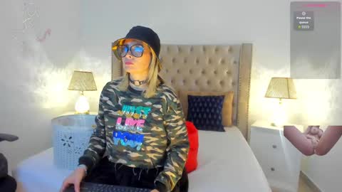 Snapshot of candiegilson__ chatting on 10-18-25, 12:28 Candie online show from 10-18-25, 12:28