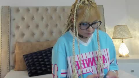 Snapshot of candiegilson__ chatting on 12-01-25, 11:15 Candie online show from 12-01-25, 11:15